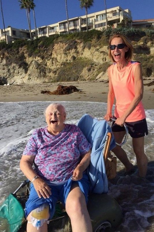 la joie d’une grand-mère de voir l'océan