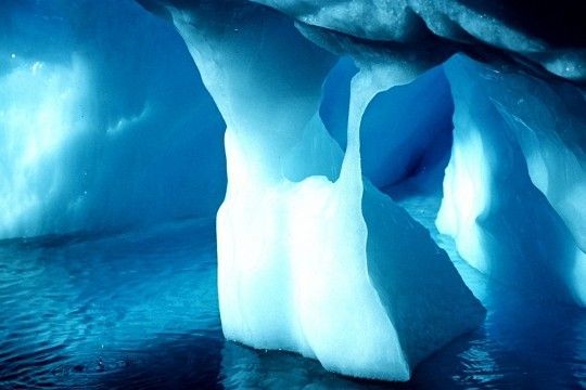 Une sculpture de glace de la couleur du ciel