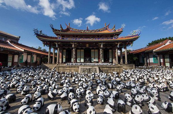 1600 pandas en papier mâché