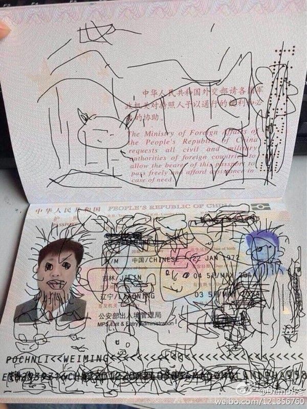 Son fils gribouille sur son passeport