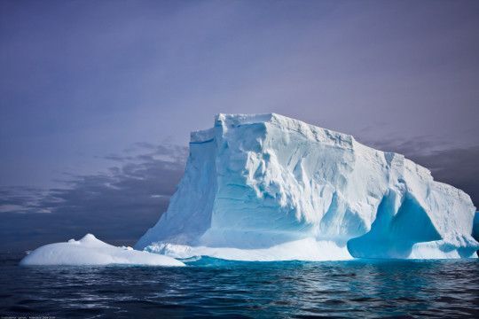 Iceberg bleu sur ciel mauve
