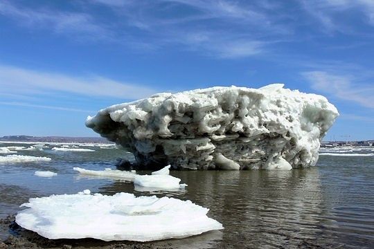 Iceberg sur le fleuve