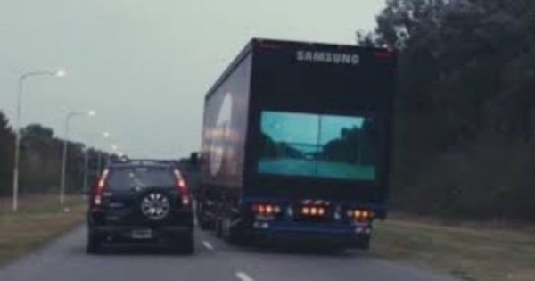 des écrans installés sur des camions