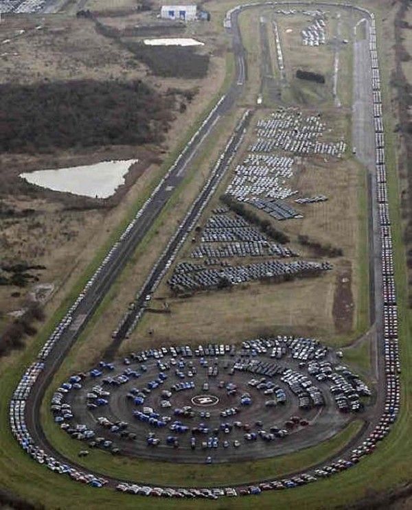 Des milliers de voitures invendues laissées à l'abandon. 