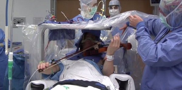 Il joue du violon pendant son opération