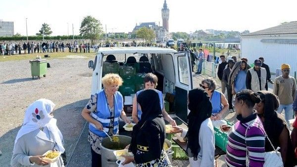 Des migrants refusent un repas