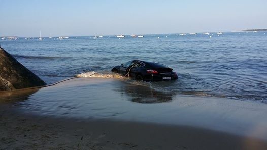 sa Porsche finit dans l’eau