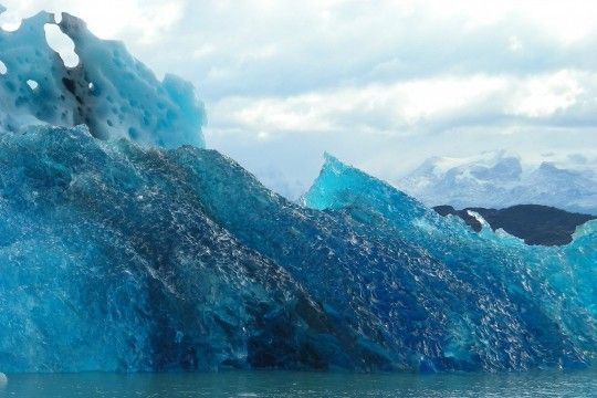 Un iceberg bleu cyan