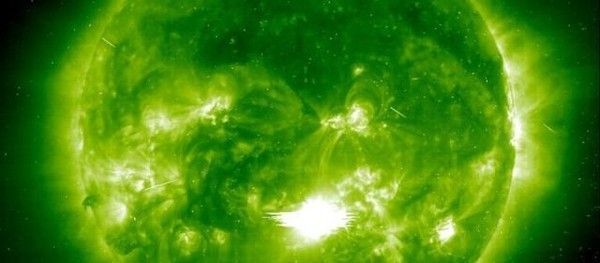 Une forte éruption solaire frappe la Terre