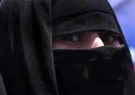 des talibans lapident une femme