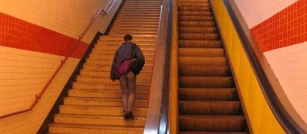 son écharpe se coince dans un escalator