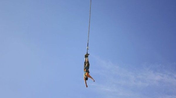 une jeune femme se tue